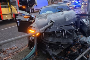 600-PS-Mercedes kracht in Bushaltestelle und wird völlig zerstört