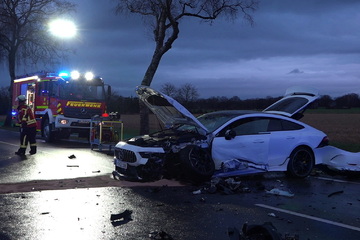 Unfall in Niedersachsen: Zwei Personen schwer, vier weitere leichtverletzt