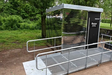 Leipzig: Plötzlich wieder da: Luxus-Klo im Lene-Voigt-Park sorgt für Aufsehen