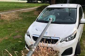 Fahranfänger spießt Auto auf: Metallstange verfehlt Beifahrerin nur knapp