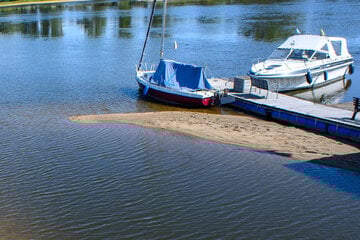 Pegel der Elbe sinkt weiter: Schiffe stellen Fahrten ein