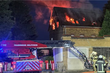 Dachstuhl brennt lichterloh: Sächsische Feuerwehr im Großeinsatz