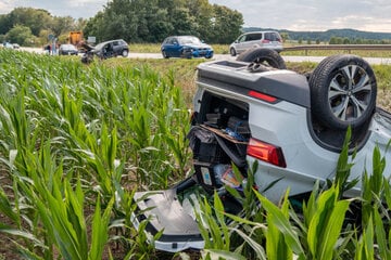 Auto kracht in Gegenverkehr: Mehrere Fahrzeuge in schweren Unfall auf B299 verwickelt