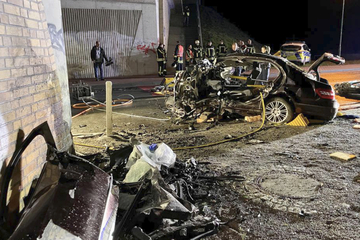 Tödlicher Unfall: Mercedes-Fahrer (†54) verliert Kontrolle und brettert gegen Brückenpfeiler
