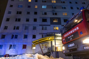 Feuer in Suhler Wohnblock: Großeinsatz mit Drehleiter und Drohne