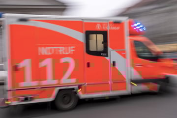 Fußgängerin erst überfahren, dann während Erster Hilfe überrollt - vom Unfallwagen