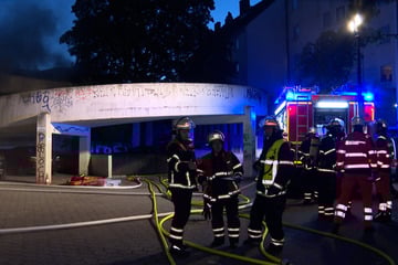 Hamburg: Großeinsatz auf der Reeperbahn! Fahrzeuge brennen in Tiefgarage