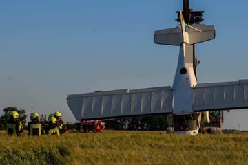 Spektakuläre Notlandung in Ostsachsen: Kleinflugzeug überschlägt sich auf Feld - Pilotin nahezu unverletzt