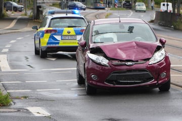 Straßenbahn blockiert: Wagen landet nach Crash auf Gleisen