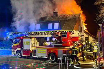 Feuer-Tragödie an Weihnachten: Haus brennt lichterloh, Frau kann nicht gerettet werden
