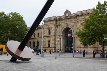 Nackedei vor dem Hauptbahnhof: Selbst als die Polizei kommt, will er seine Hose nicht hochziehen