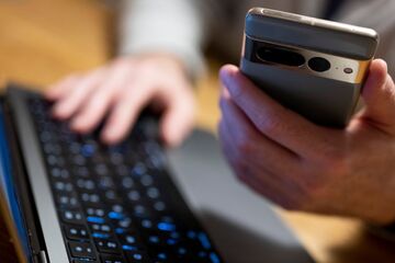 Auf Facebook-Werbung reingefallen: Frau um 100.000 Euro betrogen