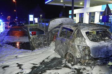 Auto brennt neben Tankstelle aus, drei Personen schwer verletzt