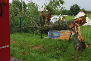 Leipzig: Auto und Spielplatz getroffen: Unwetter sorgt für Schäden im Landkreis Leipzig