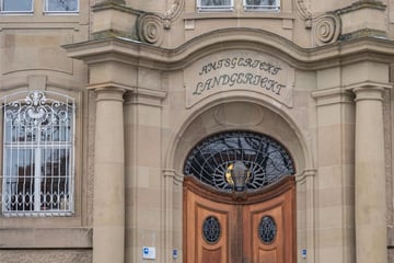Geladene Pistolen schon bereitgelegt: Teenager (14) schießt Zwölfjährigem in den Kopf