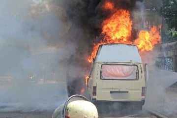 Stuttgart: Große Rauchwolke im Stuttgarter Osten: Wohnmobil brennt lichterloh