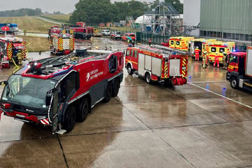 Dresden: Zahlreiche Retter und Feuerwehrkräfte auf Dresdner Flughafen-Gelände: Was war da los?