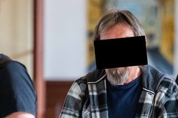 Mann rammt Mitspieler Messer in Rücken: Blutiger Skat-Streit landet vor Gericht