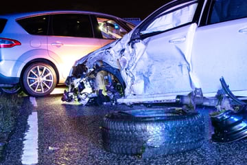 Frontal-Crash auf Landstraße: Fünf Menschen teils schwer verletzt