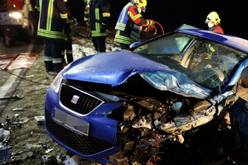Schwer verletzt einfach im Wagen zurückgelassen: Fahrer ergreift nach Frontal-Crash die Flucht!