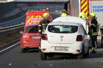 Crash auf Bundesstraße bei Chemnitz: Dacia knallt gegen Leitplanke