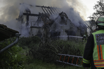 Wohnhaus in Flammen-Inferno komplett zerstört: War Zigarette der Auslöser?