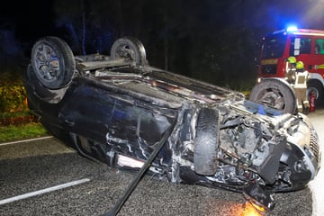 Auto kracht in Transporter und überschlägt sich: Sechs Verletzte