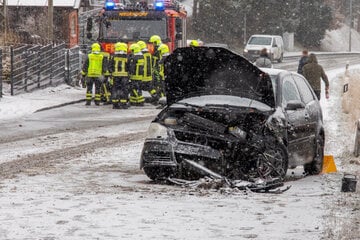 Neuschnee auf Sachsens Straßen: Unfall im Erzgebirge