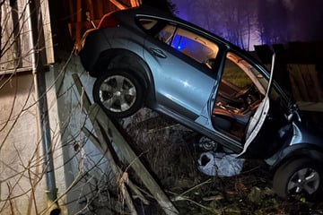 Autofahrt endet für 89-Jährigen gefährlich nahe am Abgrund