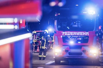 Feuer zerstört Einfamilienhaus: Bewohner schwer verletzt, Löscharbeiten dauern fast einen ganzen Tag