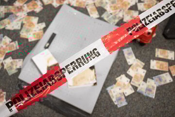 Explosion in den Morgenstunden: Diebe erbeuten Geld nach Sprengung von Automaten
