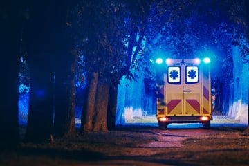 Sie lag noch im Bett: Senior geht mit Messer auf Ehefrau los! Beide in Klinik