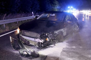 Unfall A4: Schwerer Unfall nach Reifenschaden: Audi kracht auf A4 in Leitplanke