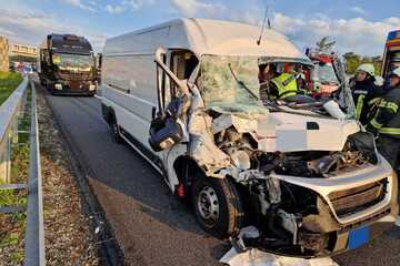 Unfall A: Heftiger Crash zwischen Kleintransporter und Lkw auf der A10: Ein Schwerverletzter