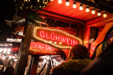 Weihnachtsmarkt-Besuch ufert aus: Mann randaliert an Glühwein-Stand und greift Gäste an