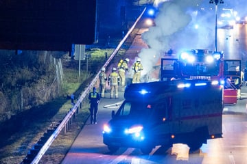 Unfall A1: Auto geht in Flammen auf! A1 in Richtung Hamburg wieder befahrbar