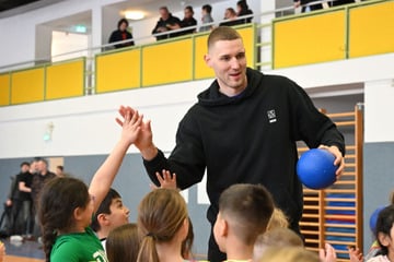 Chemnitz: Sportliches Pilotprojekt: Niners-Kapitän macht Chemnitzer Grundschülern Beine