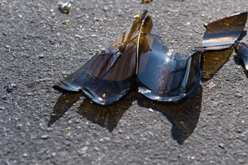 Streit eskaliert: Betrunkene Frau schlägt Mann mit Glasflasche auf den Kopf