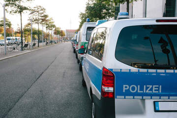 Nach Streit am Arbeitsplatz: Männer bedrohen Frau zu Hause mit Schusswaffe