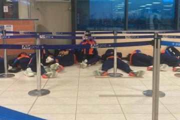 Am Flughafen gestrandet! Welches Fußballteam hat es sich hier auf dem Boden bequem gemacht?