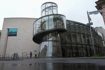 Auto kracht in Museumswand: Fahrer und Insasse schwer verletzt