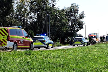 Porsche Cabrio überschlägt sich: Für Fahrer kommt jede Hilfe zu spät, Beifahrer in Klinik