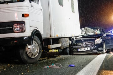 Unfall A9: Tragischer Unfall auf A9: Mercedes kracht unter Kleinlaster! Kind (†9) erliegt seinen Verletzungen