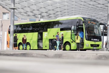 Flixbusse krachen auf Autobahn zusammen: Mehrere Passagiere verletzt
