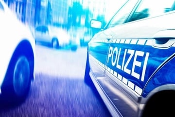 Biker rast nachts durch City, flüchtet vor Polizeikontrolle und knallt gegen Auto