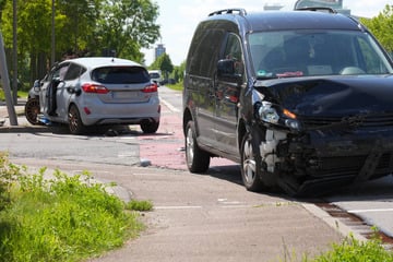 Verletzte nach Kreuzungscrash im Leipziger Norden: Straße gesperrt