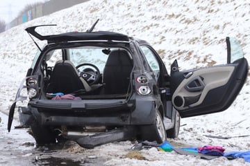 Unfall A7: Bergung mit Kran erforderlich! Smart überschlägt sich mehrfach auf der A7