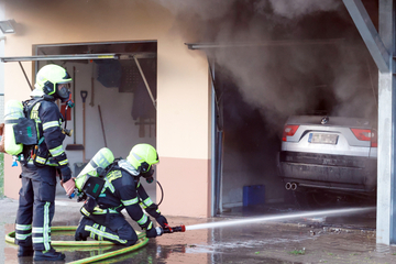 Chemnitz: Feuerwehreinsatz in Chemnitz: BMW fängt in Garage Feuer