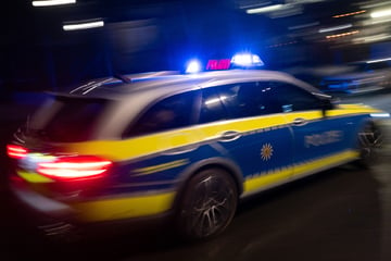 Wagen kracht in parkende Autos und bleibt auf Dach liegen - doch Polizei findet niemanden mehr!