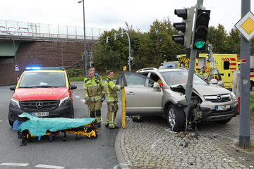 Pengemudi Opel menabrak lampu lalu lintas di Dresden: terluka!